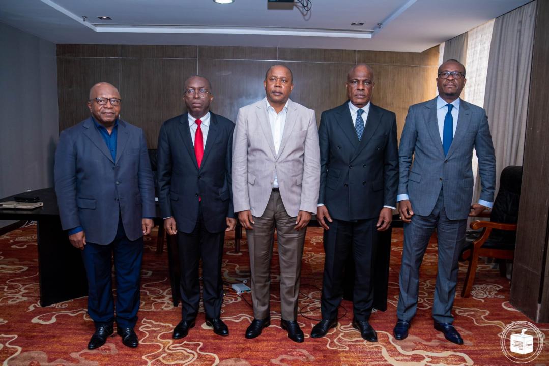 Le Président de la CENI, Denis Kadima, placé au milieu entre les leaders politiques de l'opposition au Fleuve Congo Hôtel