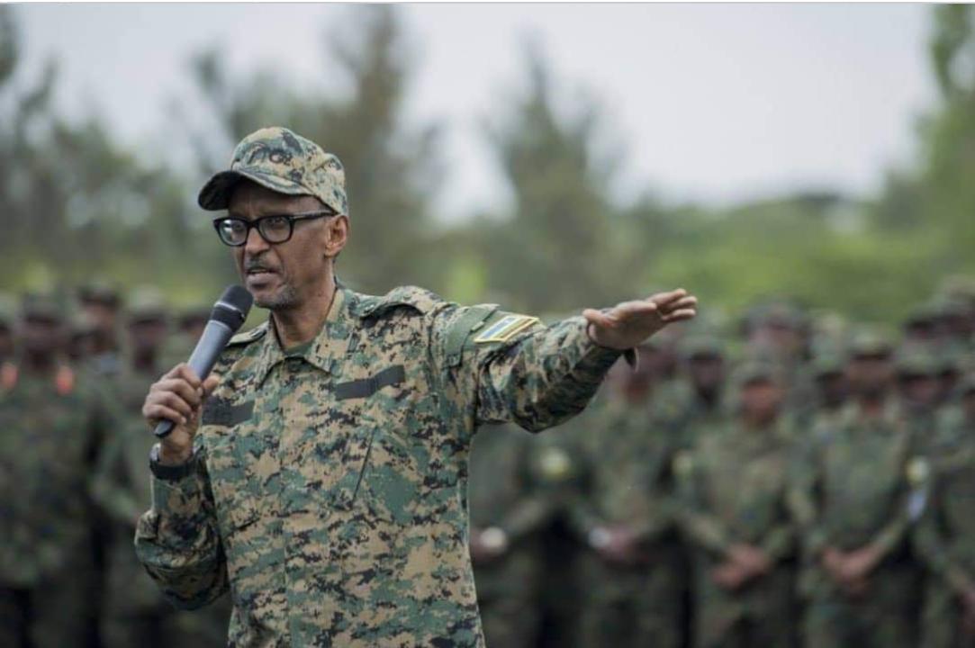 Paul Kagame en parade militaire