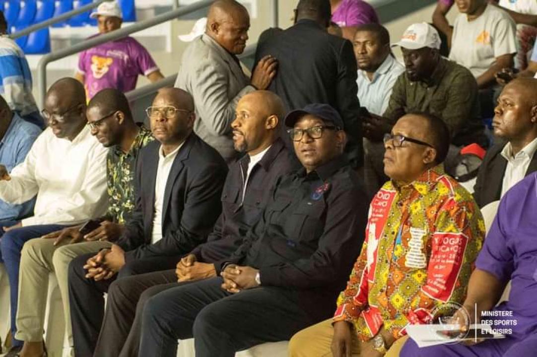 Sama Lukonde aux côtés de François Kabulo, Patrick Muyaya, Isidore Kwandja et d'autres personnalités au gymnase du stade des martyrs