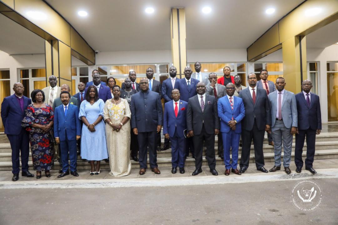 Le chef de l'État, Félix Tshisekedi pose avec la délégation des parlementaires membres du Forum de la CIRGL en présence de quelques officiels congolais