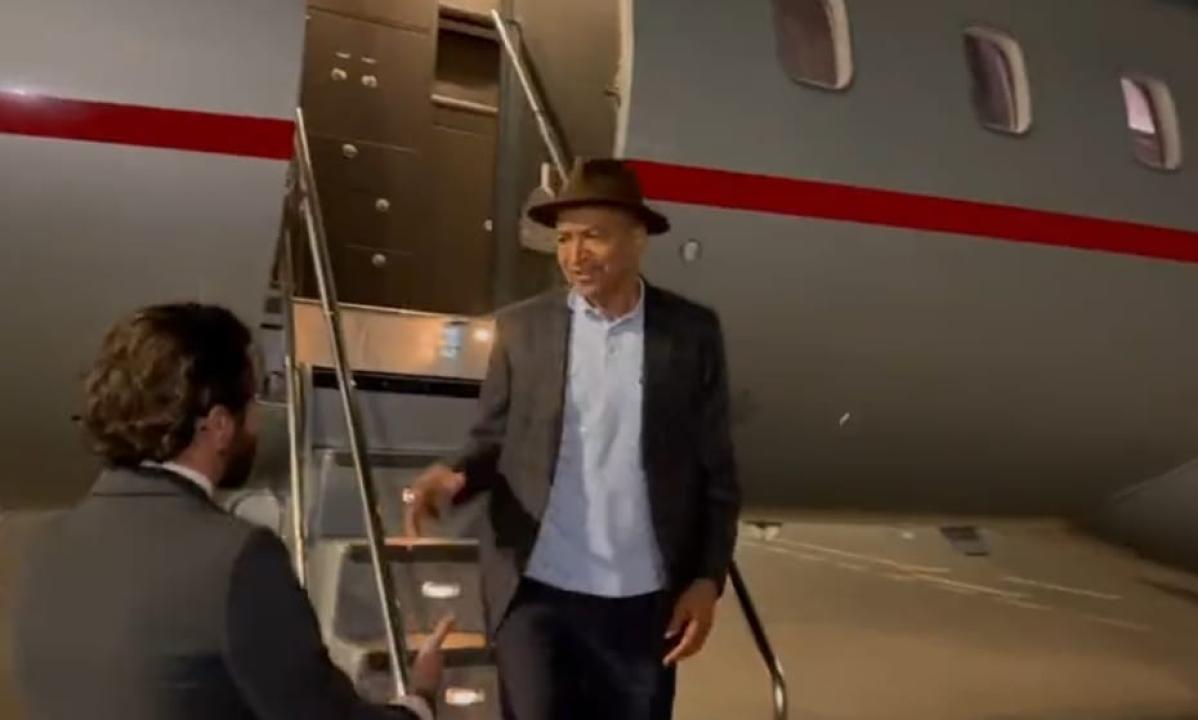 Descente de Moïse Katumbi de son jet privé, à Lubumbashi.