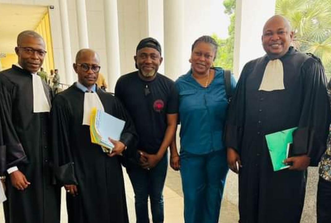 Koffi de Brazza entouré de ses avocats au palais de justice de Brazzaville.