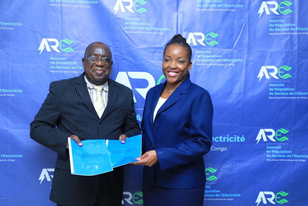 Le DG de l'ARE Sandrine Mubenga délivre deux avis conformes pour des licences de production à M. Gilbert Nkuli, DG d’ELECTRILAC S.A.S 