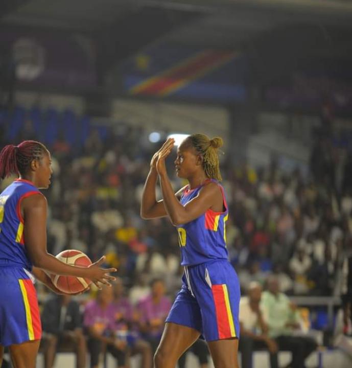 Deux Léopards juniors en accolade fraternelle lors de Fatshi Cup au stade des martyrs. [Photo d'illustration]
