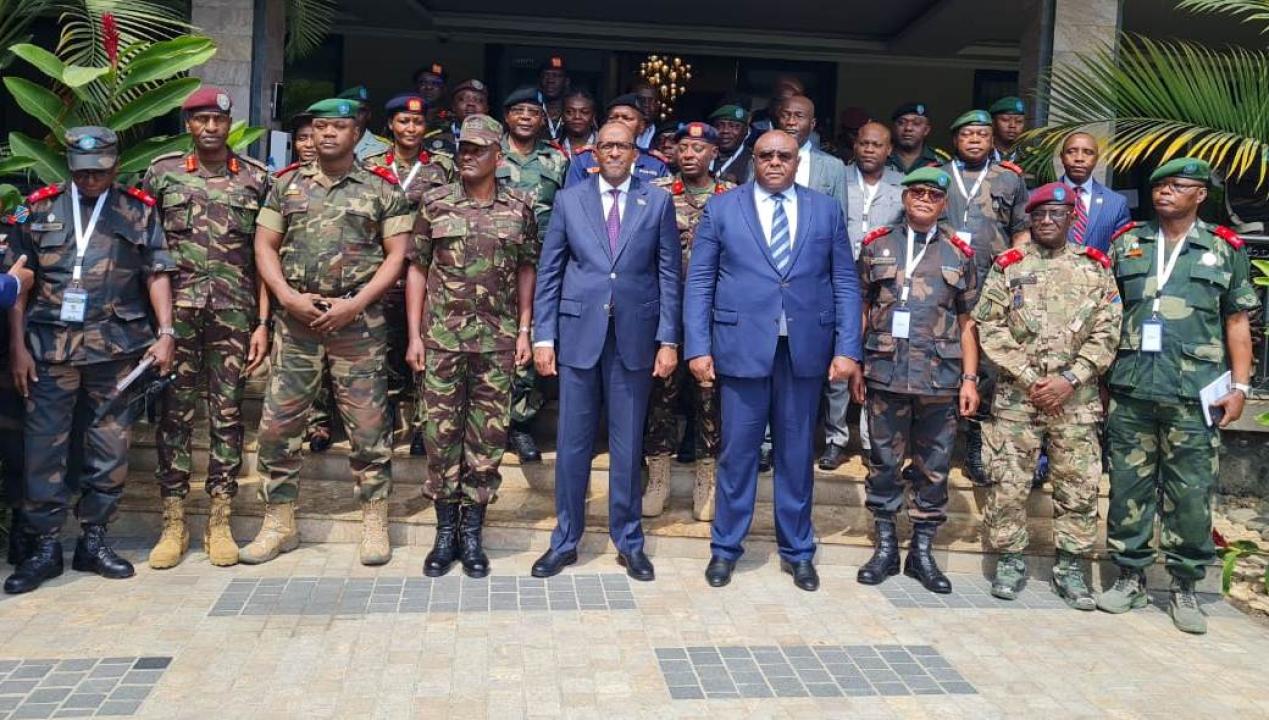 La délégation gouvernementale congolaise et kényane avec leurs militaires.