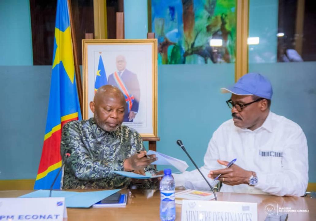 Le VPM de l'économie Vital Kamerhe transmettant l'arrêté interministériel auprès du ministre des finances, Nicolas Kazadi