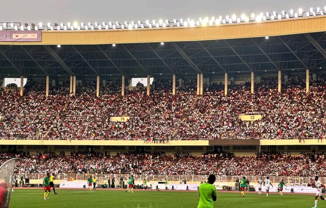 Une foule au stade des martyrs à la clôture des jeux de la francophonie.