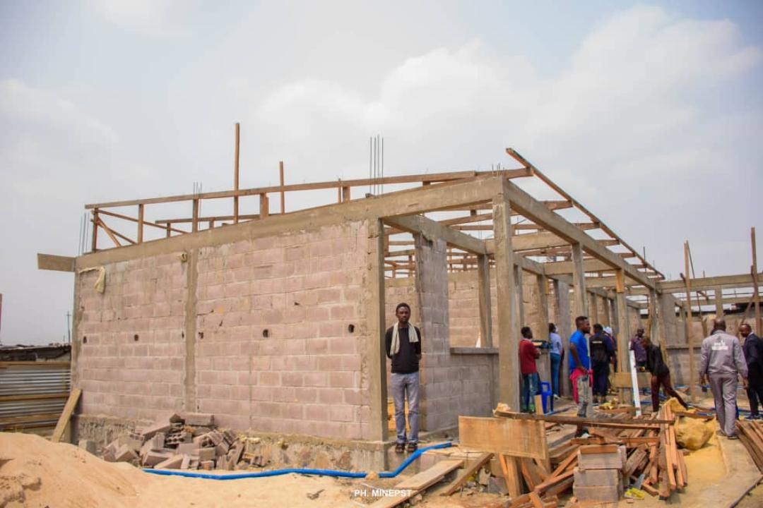 Le ministre de l'EPST Tony Mwaba inspecte les travaux de construction des écoles aux camps Lufungula et Forces navales.