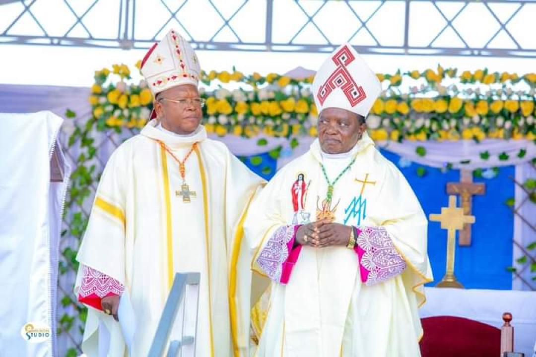 Le cardinal Fridolin Ambongo et Monseigneur Sikuli Paluku Melchisédech, évêque du diocèse de Butembo-Beni.