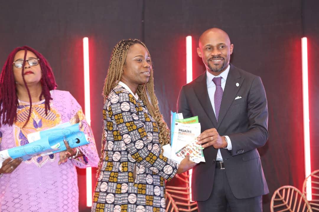 Le ministre des médias lors du baptême de l'annuaire des femmes entrepreneurs de Kinshasa.