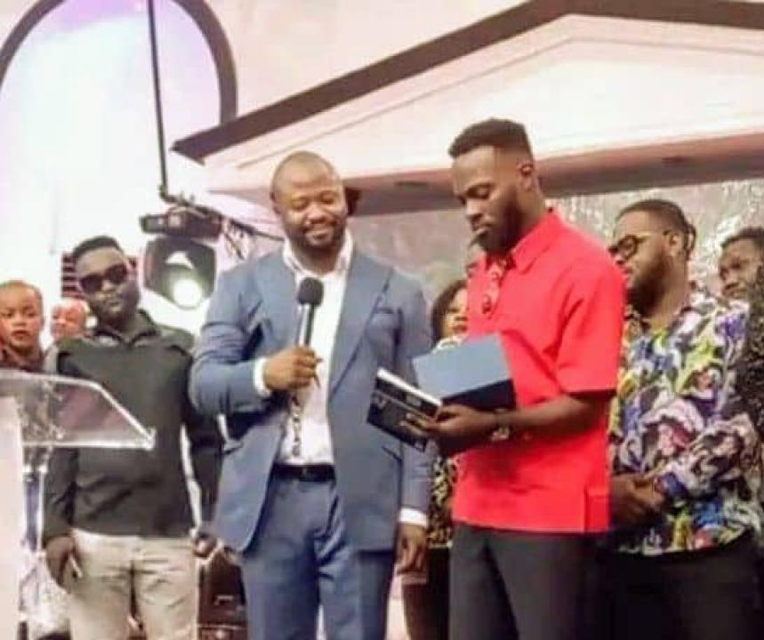 Le chanteur congolais Héritier Watanabe aux côtés du pasteur Moïse Mbiye à l'église Cité Béthel.