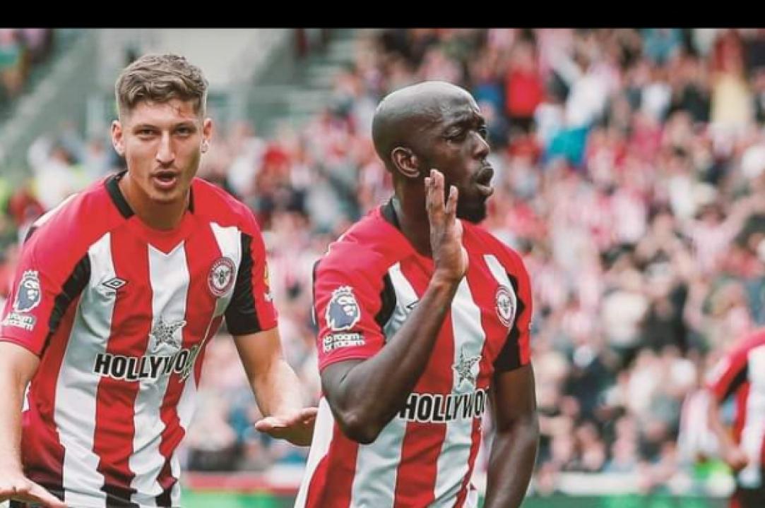Yoane Wissa en pleine célébration de son but avec l'un de ses coéquipiers de Brentford.