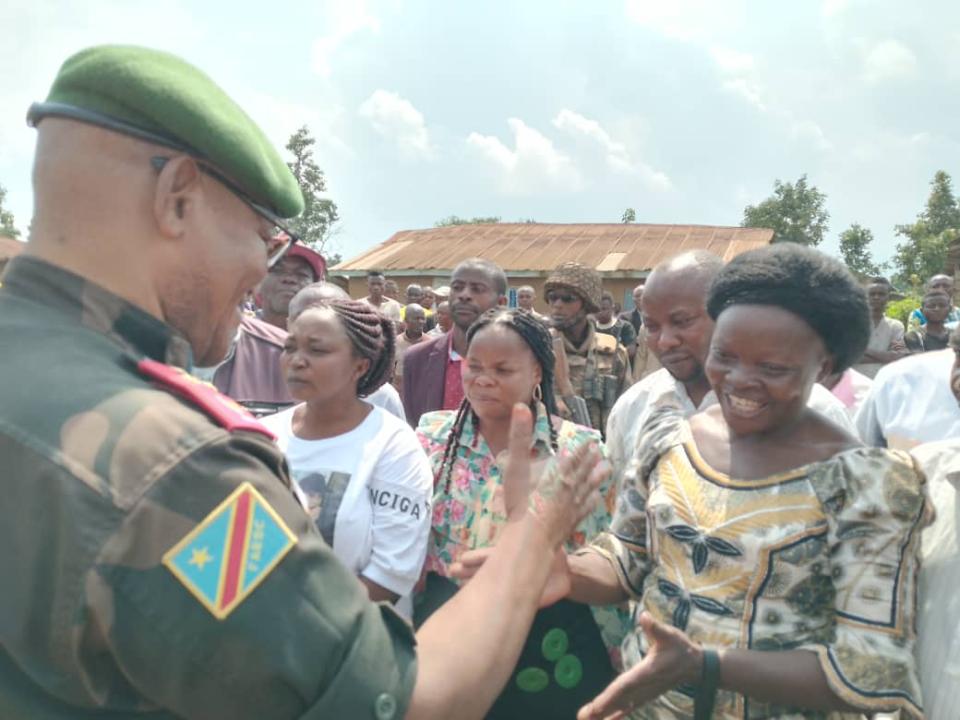 Le lieutenant-général Constant Ndima Kongba gouverneur militaire de la province du Nord-Kivu accueilli par la population de Bulongo dans le territoire de Beni.