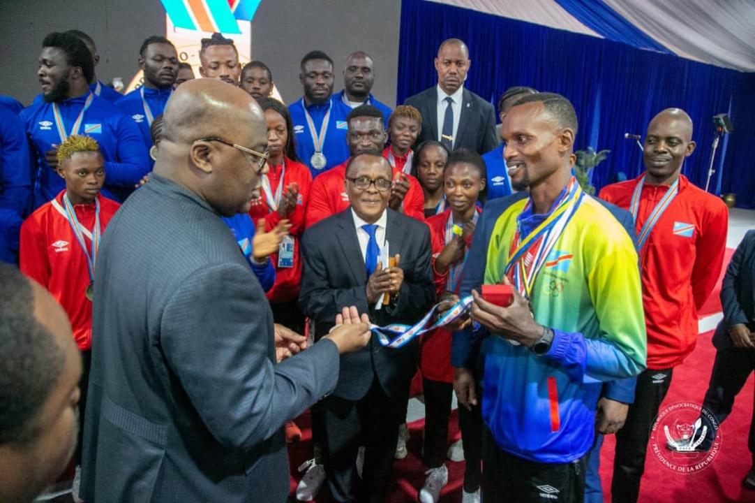 Le Chef de l'État, Félix Tshisekedi et les athlètes congolais ayant pris part aux IXès Jeux de la Francophonie.