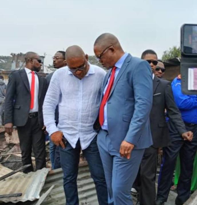 Le vice-gouverneur GECOCO Mulumba recevant les instructions du VPM de l'intérieur, Peter Kazadi.