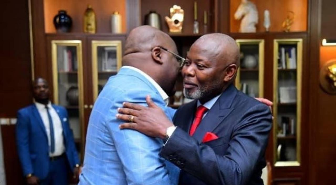De gauche à droite, le Président Félix Tshisekedi et le VPM Vital Kamerhe en accolade.