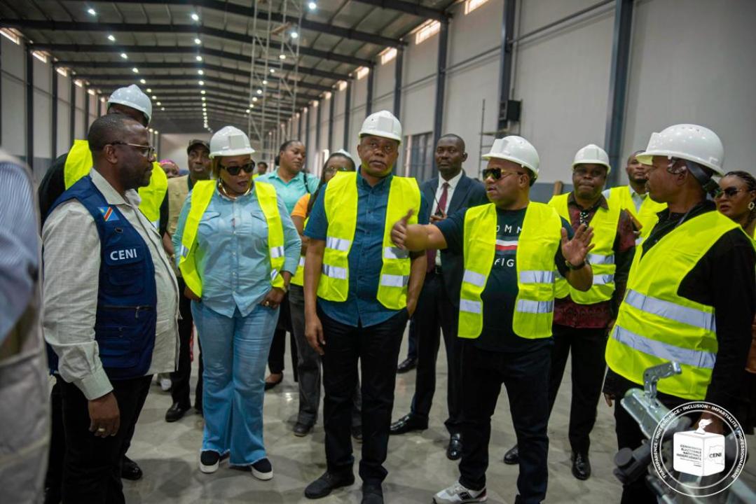 En tête d'une importante délégation, le Président de la CENI, Denis Kadima  lors d'une visite d'inspection à l'entrepôt de la centrale électorale à Kingabwa, vendredi 18 août 2023