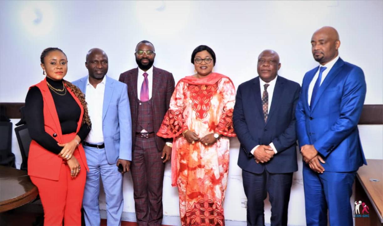 Les membres du comité de gestion de CSN-GHS, entourés de quelques partenaires