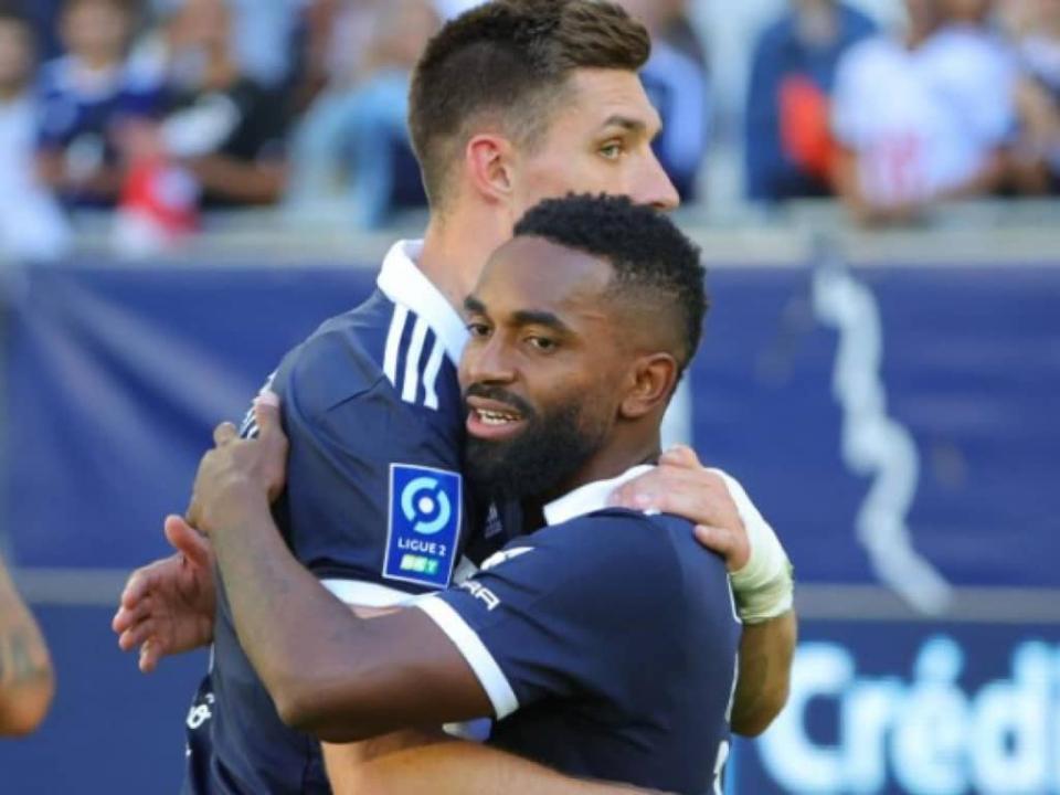 Vital Nsimba en accolade fraternelle avec son coéquipier de Bordeaux. [Photo d'illustration]