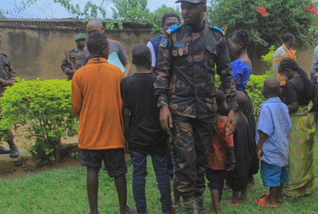 Le capitaine Antony Mwalushay avec les ex-otages de ADF lors de la remise de ces derniers à la société civile de la ville de Beni