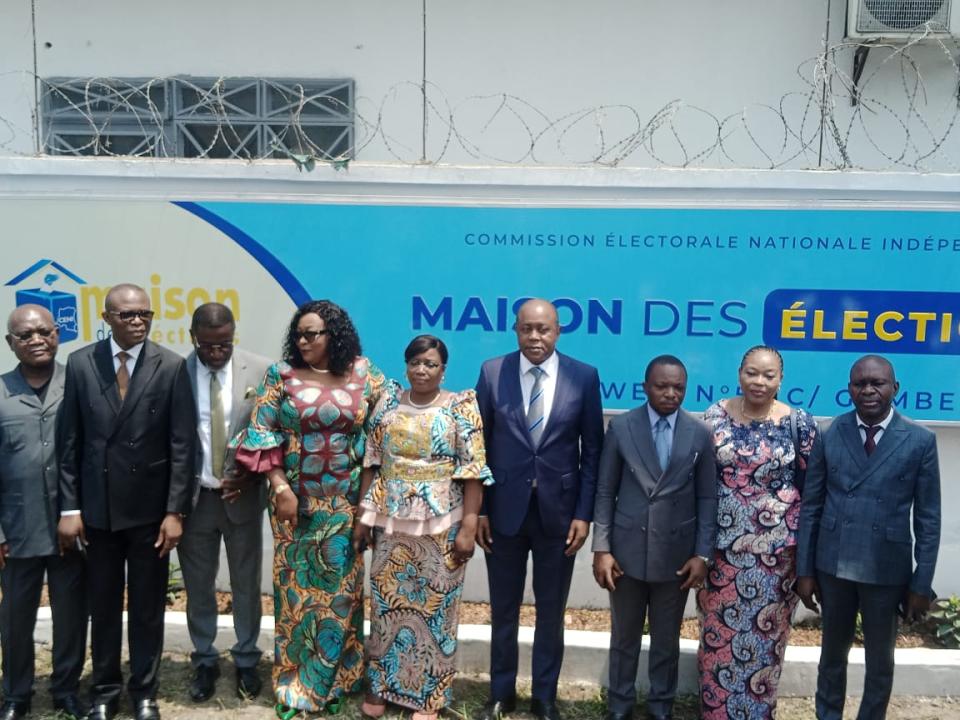 Le Président de la CENI, Denis Kadima entouré des membres du bureau et de la plénière de la centrale électorale lors du lancement de la maison des élections, mercredi 23 août 2023