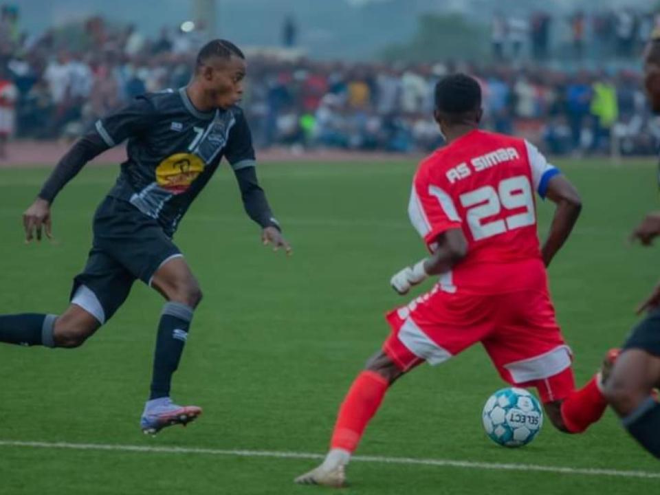 Philippe Kinzumbi en duel avec un joueur l'AS Simba à Kolwezi en 2022.