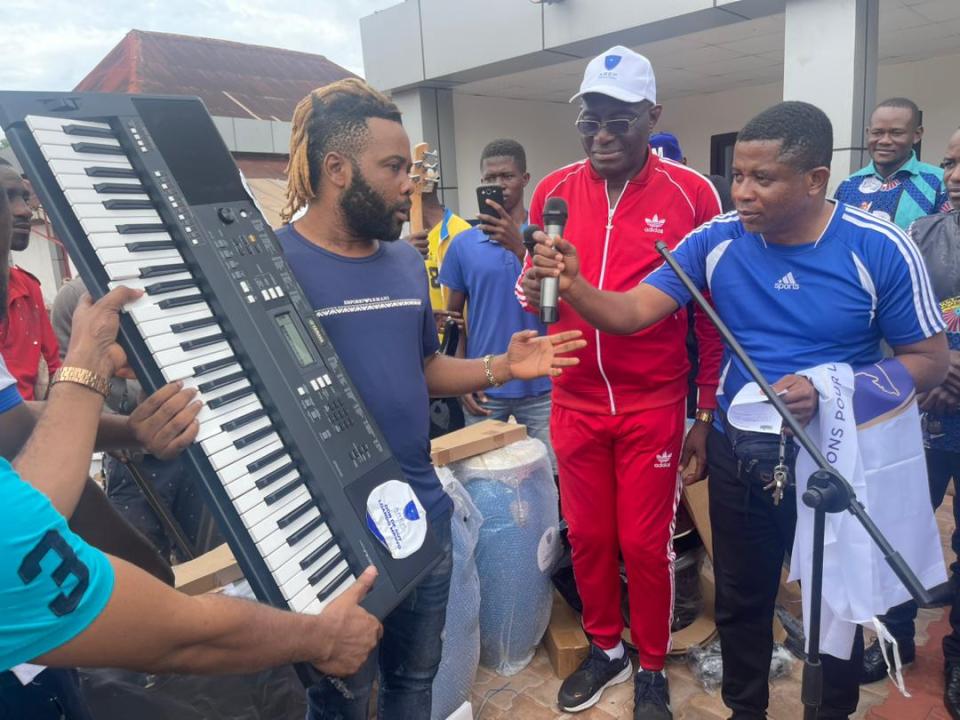 Très ému, l'artiste musicien Bébé Isaac remercie du fond de cœur le ministre d'État Guy Loando pour  l'équipement musical lui offert.