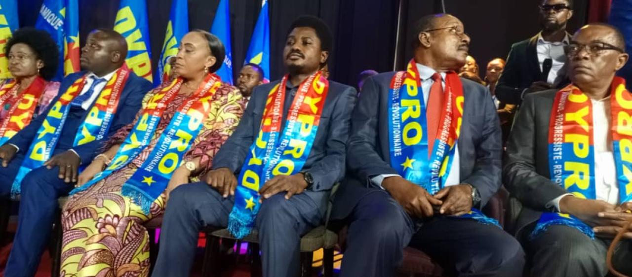 Me Constant Mutamba entouré de part et d'autre des membres de la DYPRO