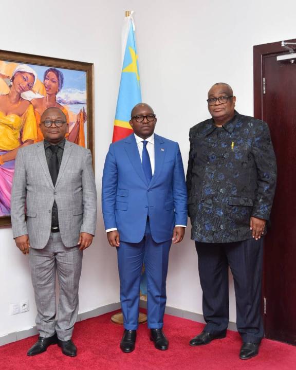 Le Premier Ministre Sama Lukonde entouré de gauche à droite par les responsables de la CNDH