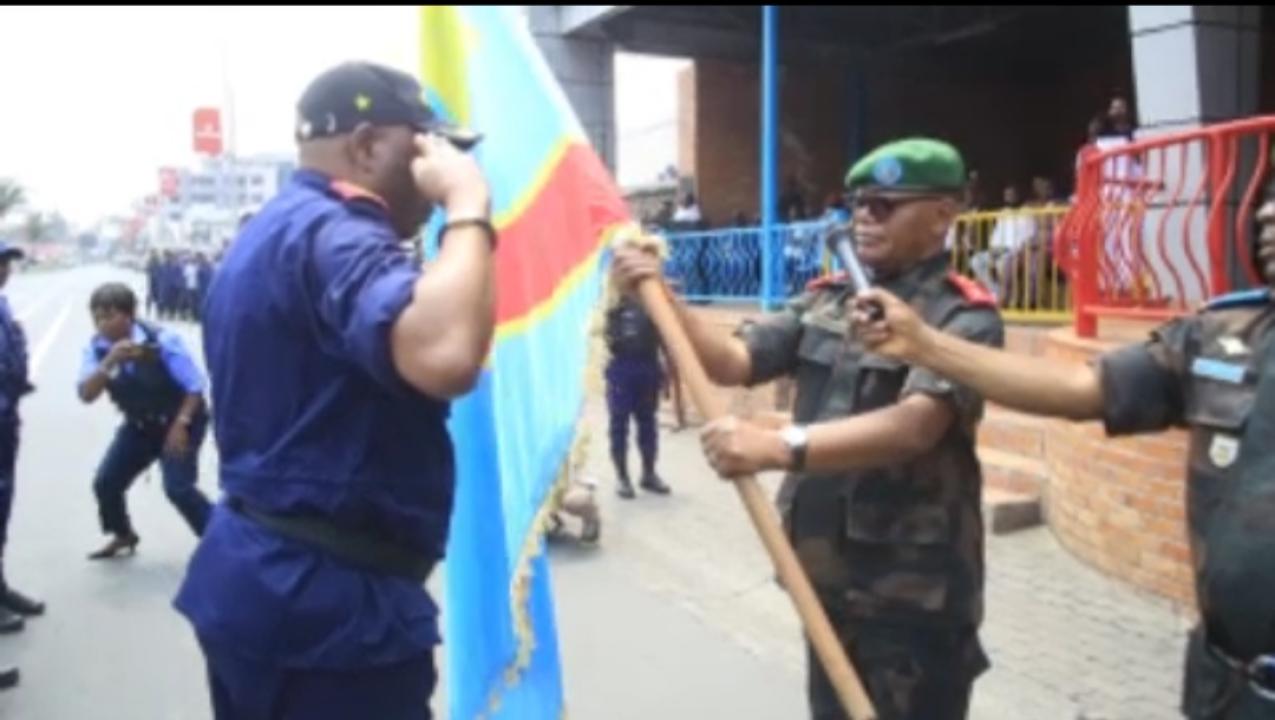 Le lieutenant général Constant Ndima, gouverneur militaire, procède à une cérémonie symbolique de remise du drapeau de la RDC au nouveau commissaire divisionnaire adjoint de la Police nationale congolaise du Nord-Kivu.
