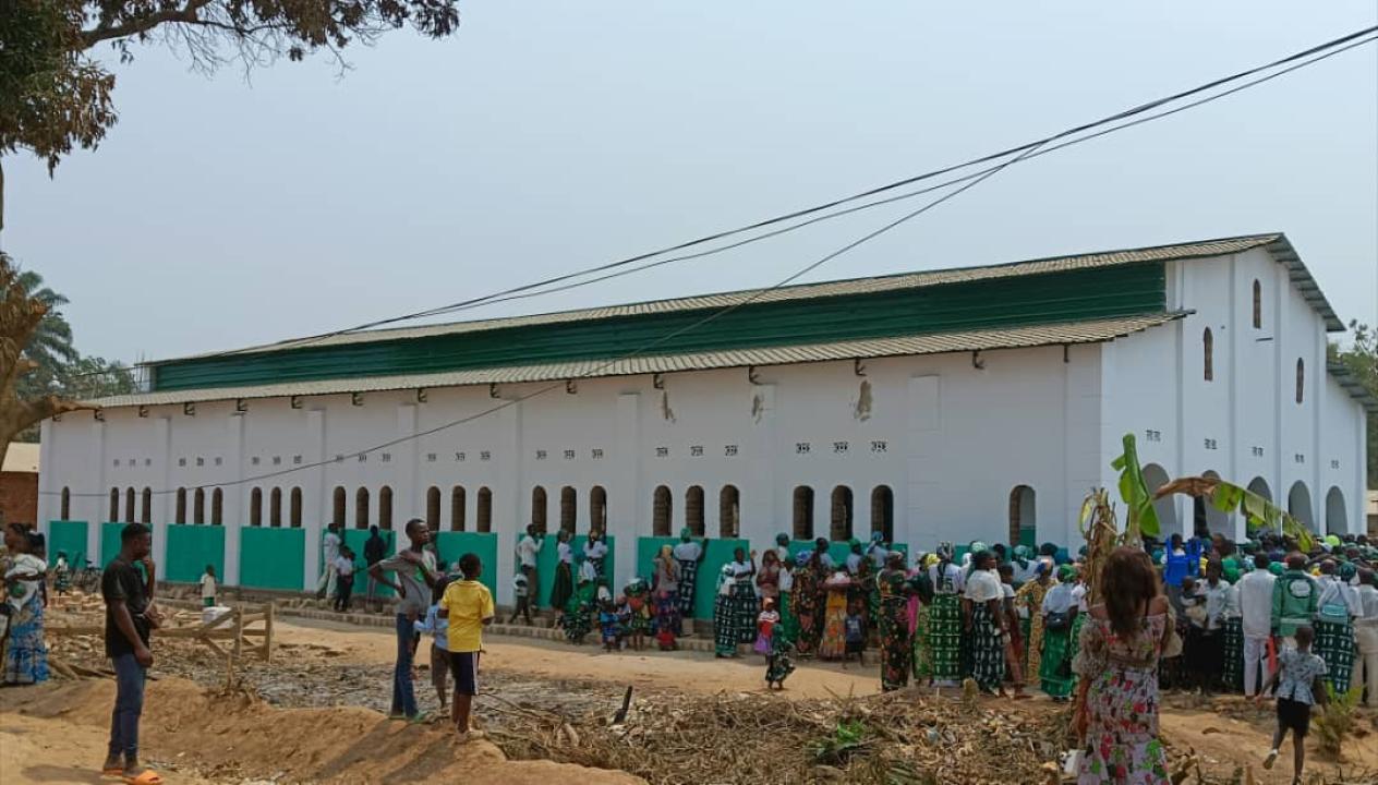 La vue du nouveau temple des Kimbanguistes à Sandoa construit par la ministre d'État Adèle Kayinda.