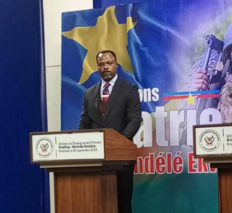 Le ministre de l'EPST, Tony Mwaba au cours d'un briefing co-animé avec le porte-parole du gouvernement, le ministre des médias Patrick Muyaya.