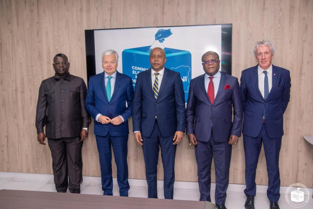 Le président de la CENI, Denis Kadima accompagné de ses deux deux vice-présidents et la délégation de l'UE conduite à Kinshasa par Didier Reynders, commissaire européen à la justice