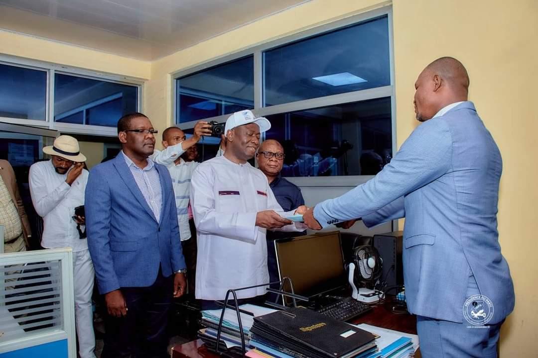 Le SG de l'Udps, Augustin Kabuya dépose la résolution légalisée du congrès extraordinaire de Nganda Yala au siège du secrétariat général aux relations avec les partis politiques.