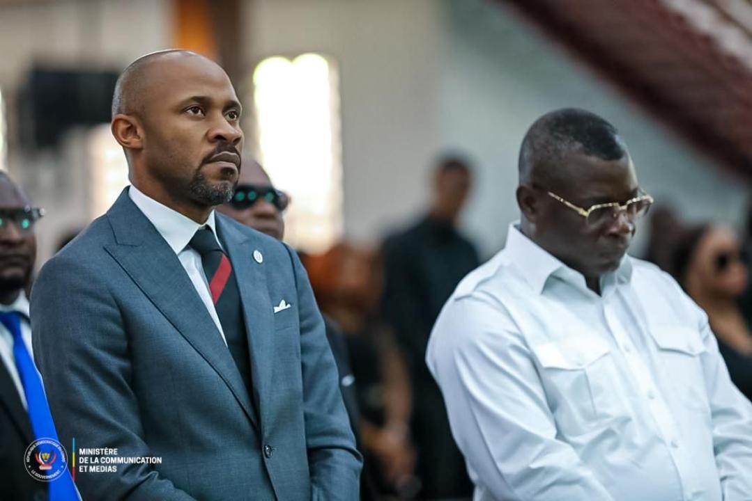 Patrick Muyaya et l'un des membres de la famille éplorée, pendant le culte au centenaire protestant.