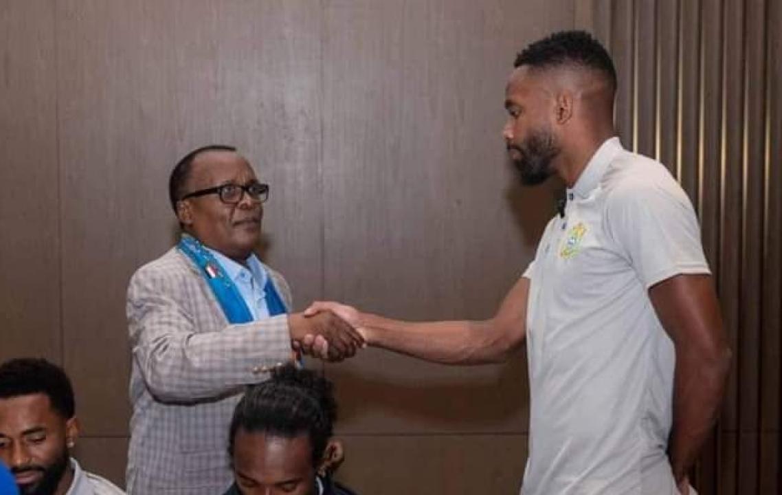 Cédric Bakambu et le ministre des sports, François Kabulo à l'hôtel Hilton de Kinshasa.