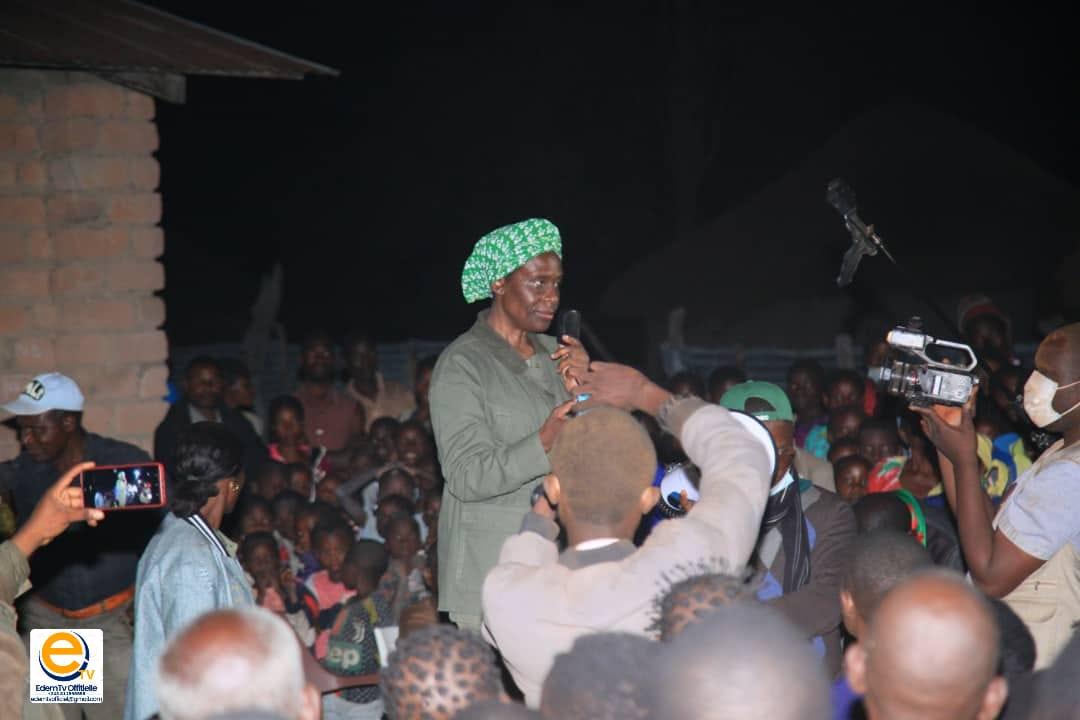 La Princesse Adèle Kayinda lors de sa tournée dans l'un des villages du Lualaba.