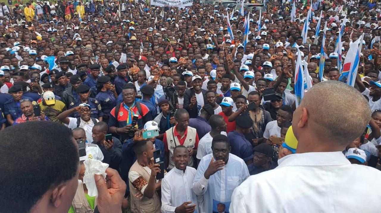 Moïse Katumbi devant la foule lors de son meeting à Mbandaka (Équateur)