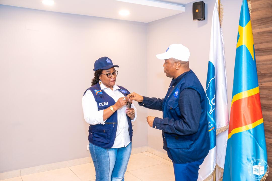 Le Président de la CENI, Denis Kadima remet officiellement les clés du bâtiment de la CENI rénové à la Questeur Adjointe en charge de logistique.