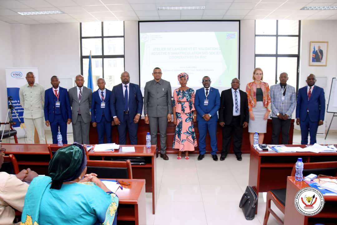 Le ministre de l'agriculture José Mpanda et quelques membres du cabinet du Ministre d'État au développement rural lors de l'ouverture de l'atelier national de validation des 