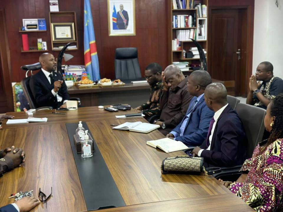 Le ministre Patrick Muyaya en réunion avec les responsables des structures des journalistes
