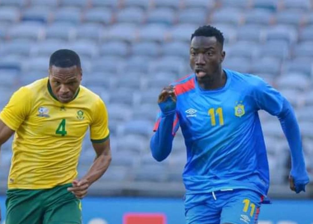 L'attaquant congolais, Silas Katompa et un défenseur sud-africain.