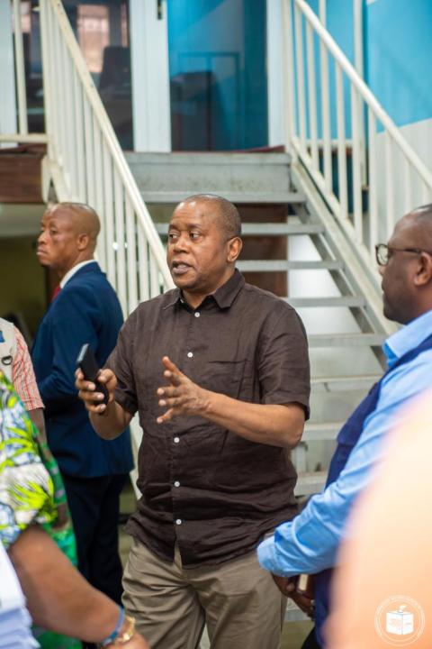 Accompagné de quelques, le président de la CENI Denis Kadima en visite au Centre National de Traitement ( CNT) à Gombe