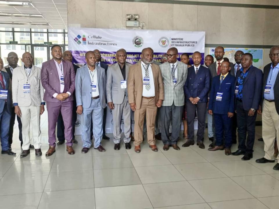 Photo de famille prise lors de l'ouverture de l'atelier sur le projet de réhabilitation et de butinage de la voirie de la ville de Kinshasa 
