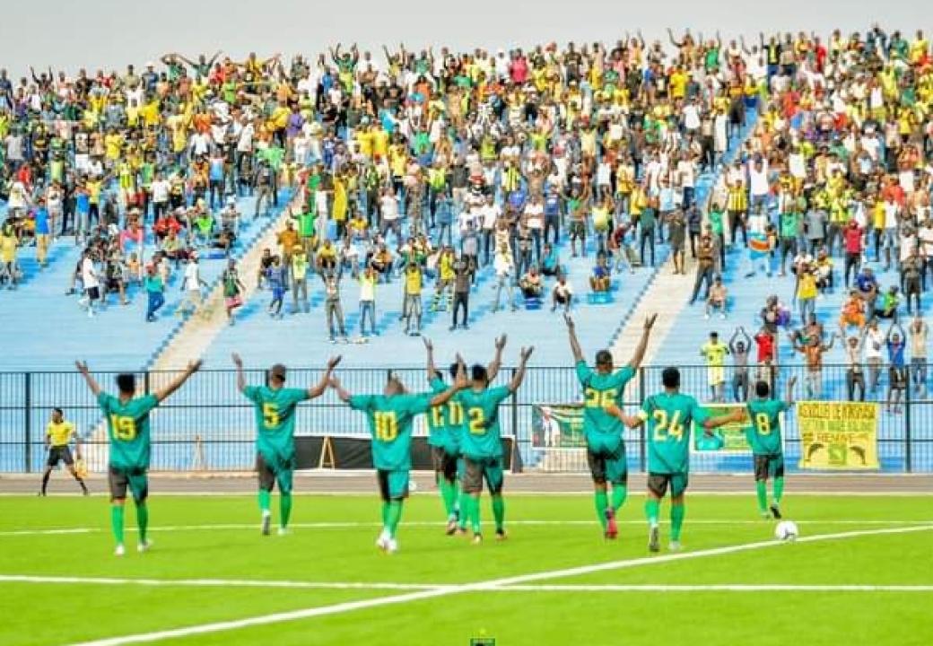 Les joueurs de l'AS VClub en communion avec leurs supporters au stade Tata Raphaël.