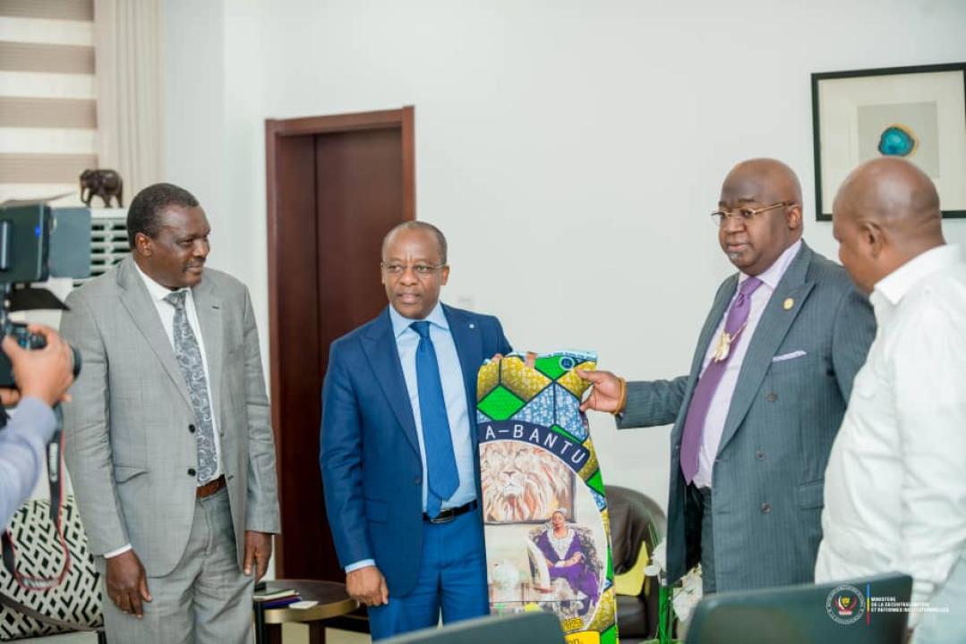 Rencontre entre le Minétat de la décentralisation Eustache Muhanzi et le chef de la communauté Bayeke Mwami Wihala