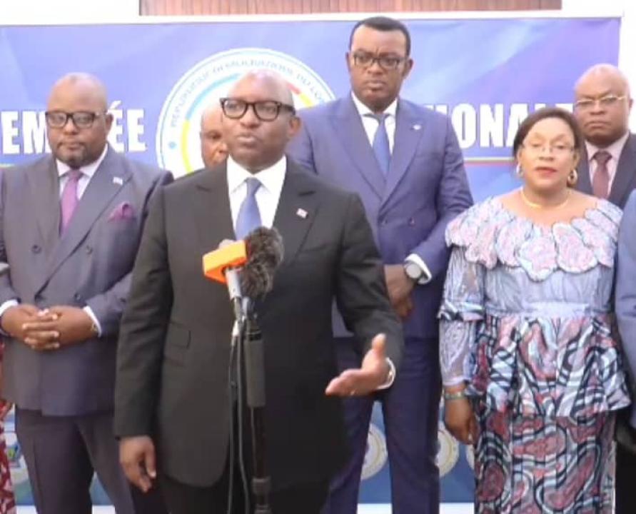 Le Premier ministre Jean-Michel Sama Lukonde entouré de quelques membres de son équipe gouvernementale.