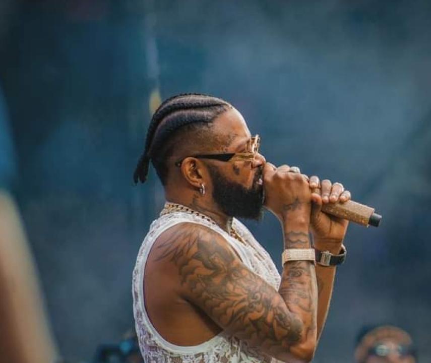 Ferré Gola lors de son méga concert au stade des martyrs.