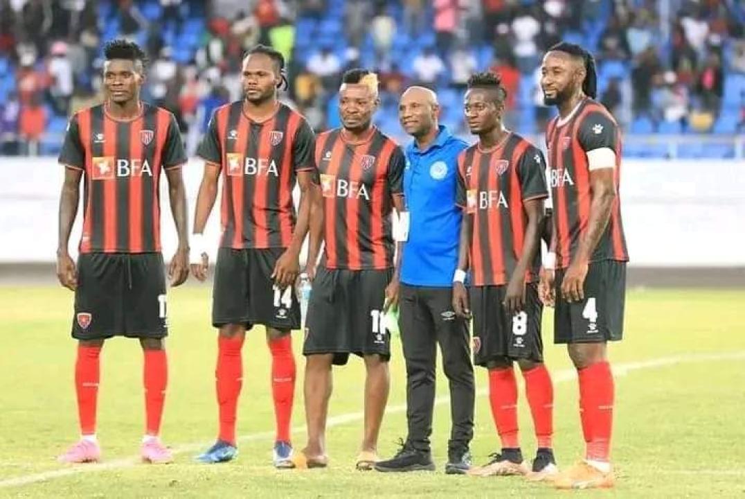 Florent Ibenge et les joueurs congolais de Primeiro de Agosto en Angola.