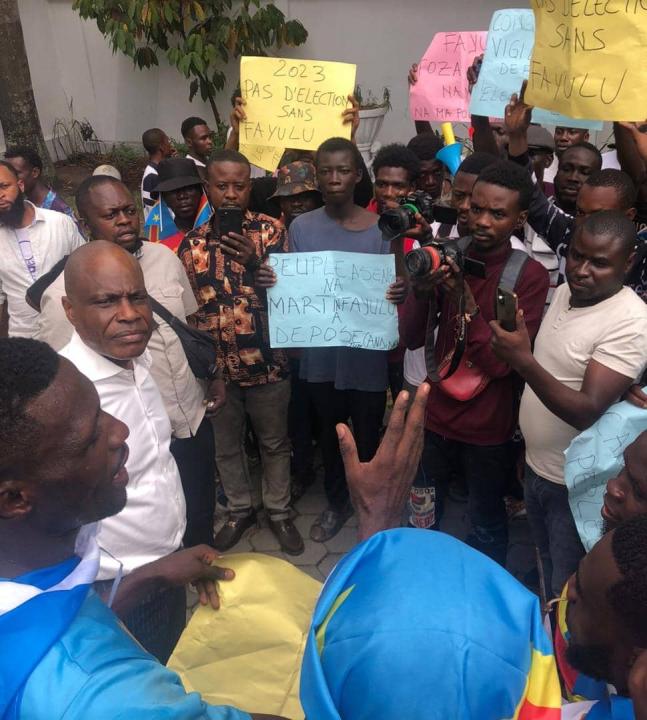 Martin Fayulu et quelques jeunes kinois devant Faden House.